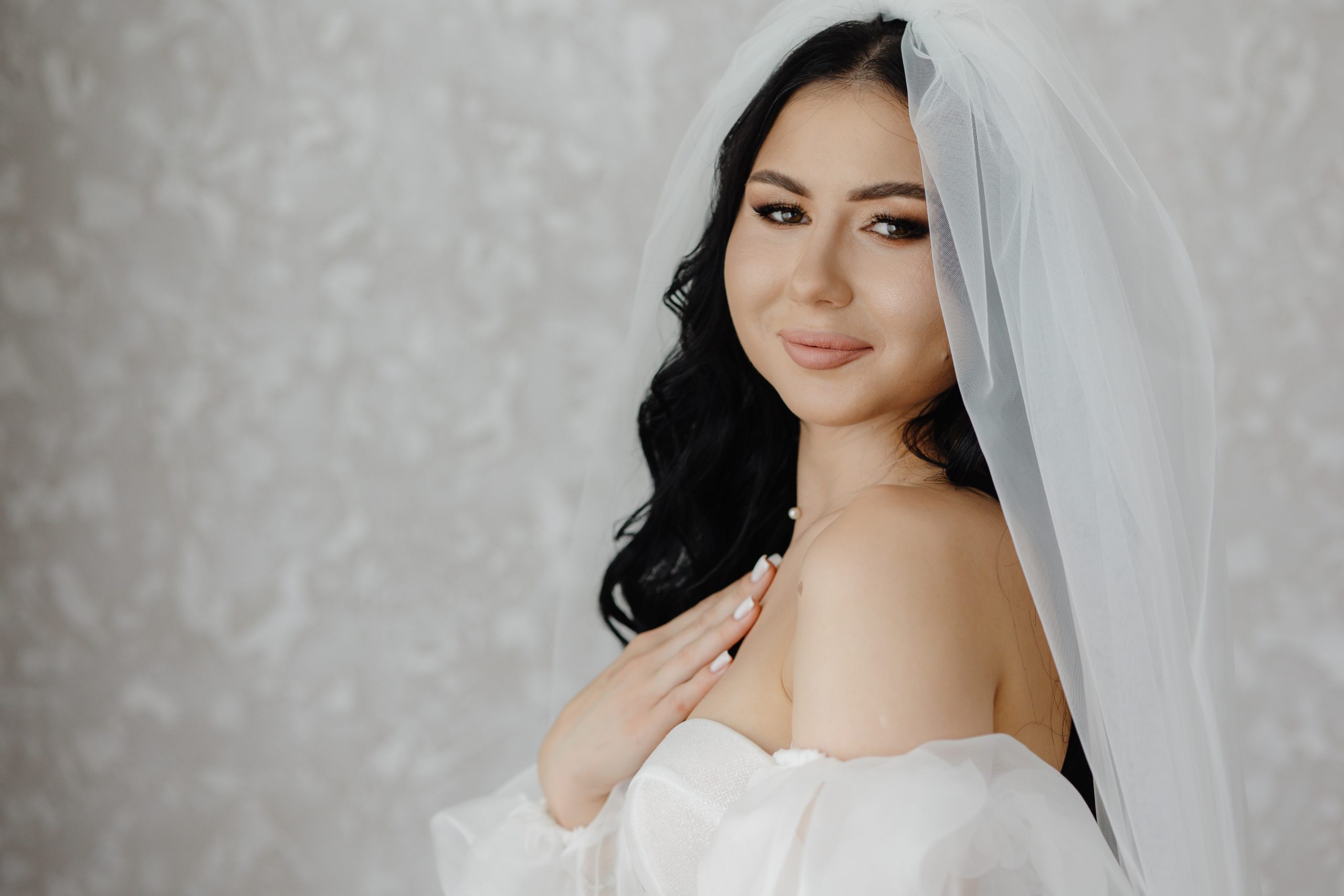 امرأة سعيدة ومستقرة عاطفياً بعد تحقيق توازن في حياتها الزوجية