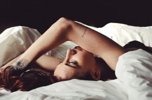 لماذا قد تعانين من جفاف المهبل؟ أسبابه، أعراضه، وكيفية علاجه بأمان