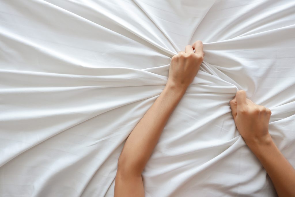 رسم توضيحي ليد مشدودة في لحظة تعبر عن النشوة الجنسية