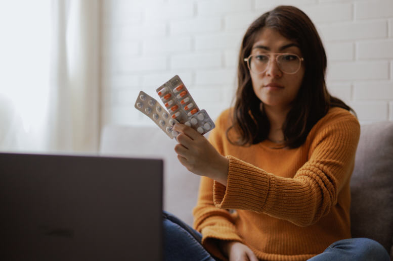 Woman speaking with a healthcare provider during a medical consultation, representing the importance of proper diagnosis before starting treatment for vaginal symptoms