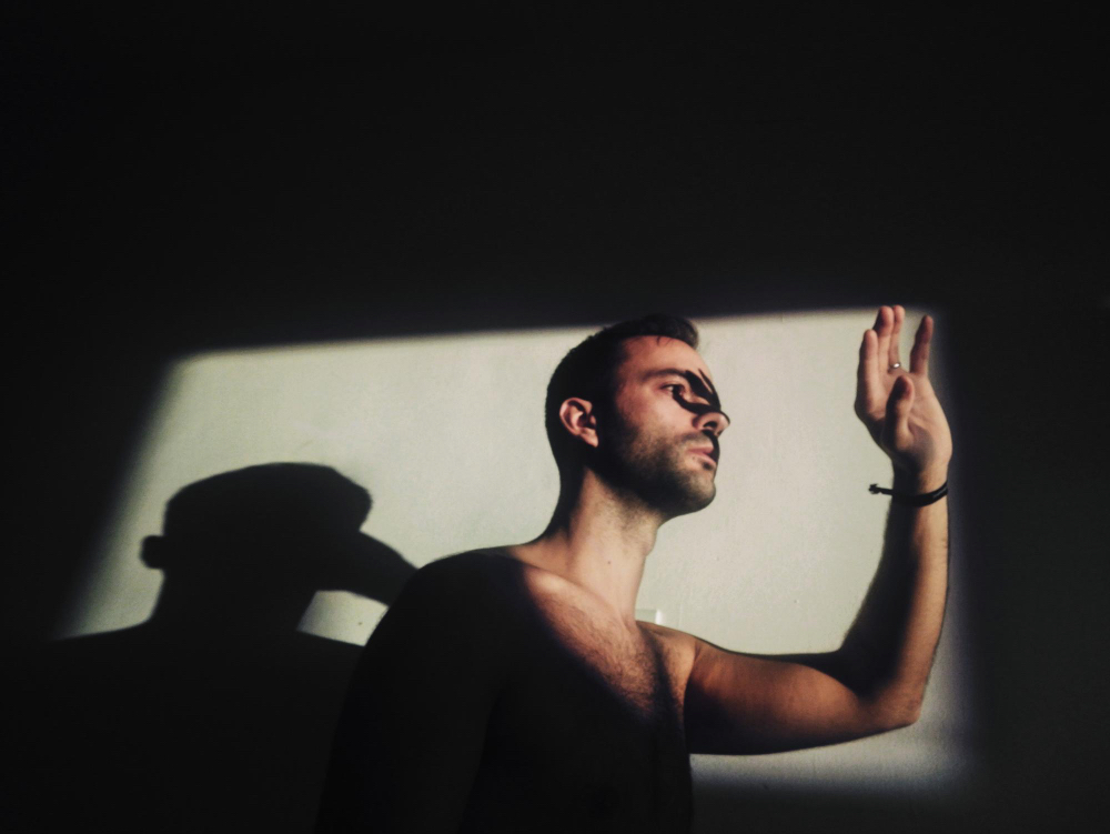 رجل يفكّر في الرغبة والسلطة داخل العلاقة الحميمة، في إشارة إلى التابو والسيطرة الجنسية.