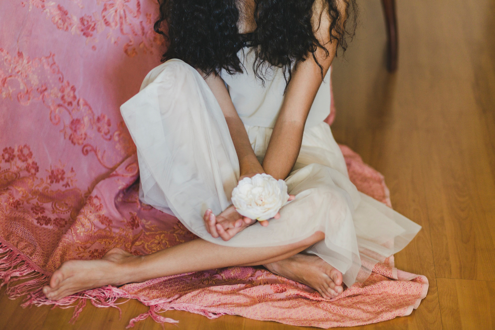 امرأة ممزقة بين متطلبات العذرية الاجتماعية ورفاهها الجنسي.