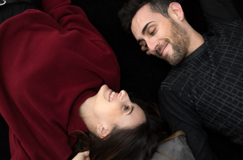 زوجان ينظران إلى بعضهما بهدوء، يعبّران عن التواصل العاطفي والأمان بين الشريكين.