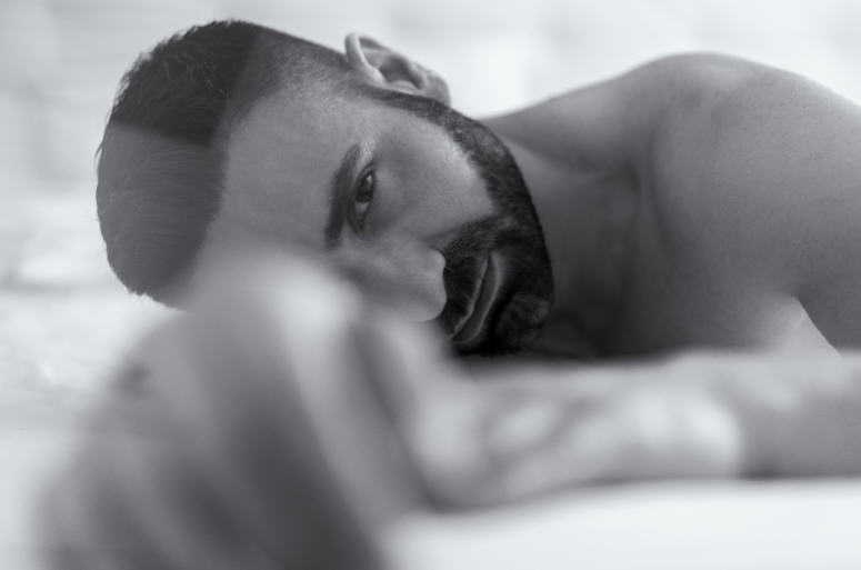 جسم رجل بأسلوب غير صريح، يرمز إلى الاستجابة الجنسية الذكورية.