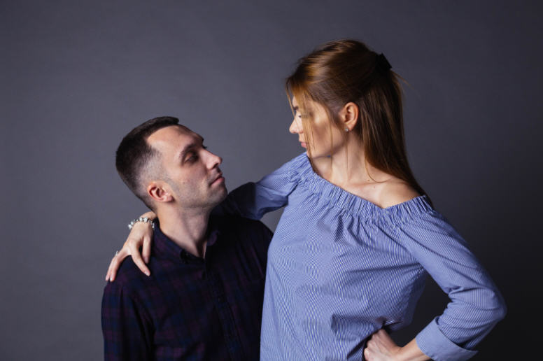 رجل وامرأة يجلسان بالقرب من بعضهما، يرمزان إلى العلاقة الحميمة وفهم الحياة الجنسية بين الشريكين.